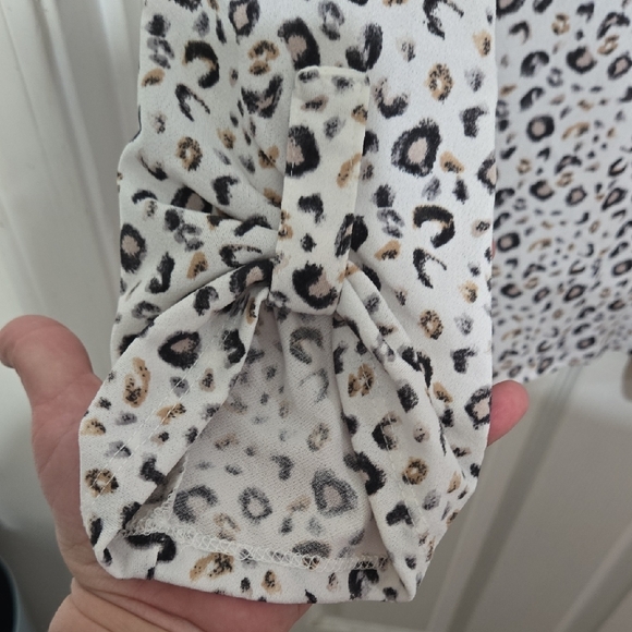Elegant Animal Print Blouse - Picture 4 of 5